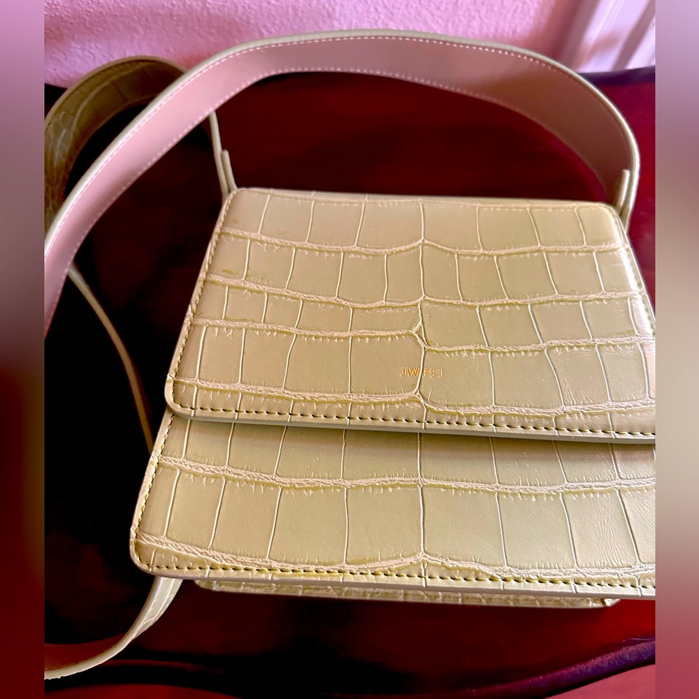 super cute fall green bag 💚